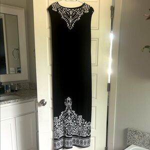 NWOT- Elegant Black and White Maxi Dress